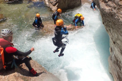 Gorges du loup saut avec guide dans le canyon