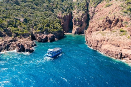 calanques avec les bateaux bleus