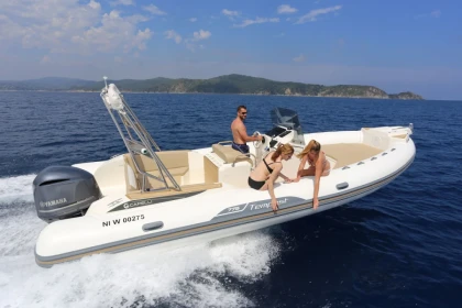 Follow the Voiles de Saint-Tropez on a private boat with skipper - Expérience Côte d'Azur