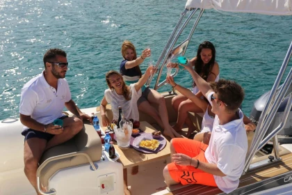Follow the Voiles de Saint-Tropez on a private boat with skipper - Expérience Côte d'Azur