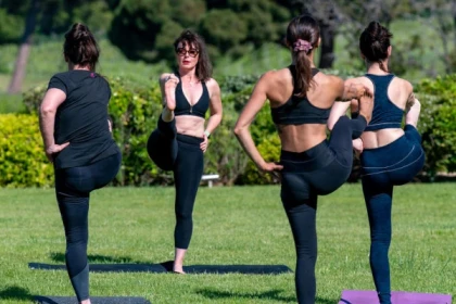 Vinyasa yoga session in the heart of a vineyard - Expérience Côte d'Azur