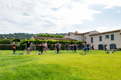Vinyasa yoga session in the heart of a vineyard - Expérience Côte d'Azur