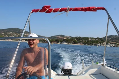 Easy Boat rental in les Issambres with a no-license boat: sail from the harbour and discover the French Riviera - Expérience Côte d'Azur
