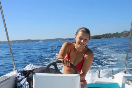 Easy Boat rental in les Issambres with a no-license boat: sail from the harbour and discover the French Riviera - Expérience Côte d'Azur