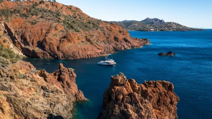Maxi Catamaran dans les calanques à Saint Raphaël