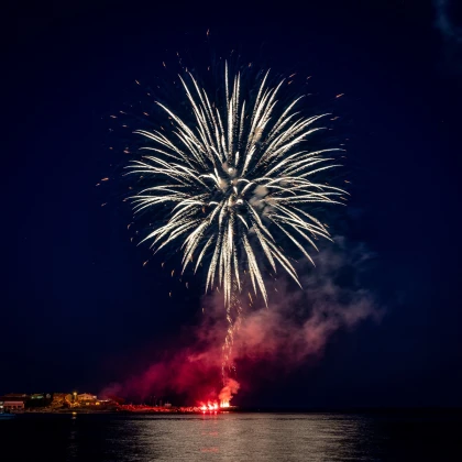 Feux d'Artifices en mer en maxi catamaran