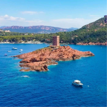 Catamaran vue sur l'Ile d'Or à Saint Raphaël