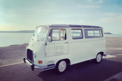 Cannes: 2-Hour Sightseeing Tour in classic French Bus - Expérience Côte d'Azur