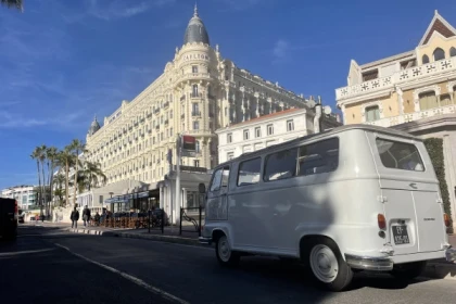 Cannes: 2-Hour Sightseeing Tour in classic French Bus - Expérience Côte d'Azur