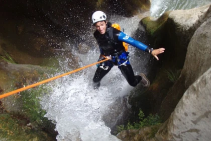 Canyon sportif de Riolan – Journée canyoning aventure dans la vallée de l’Estéron (Alpes-Maritimes) - app.name