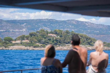 Catamaran trip from Nice: guided tour of the Saint-Jean-Cap-Ferrat coastline to - Expérience Côte d'Azur