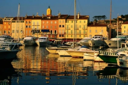 Saint-Tropez : Provencal market and secrets beaches. - Expérience Côte d'Azur
