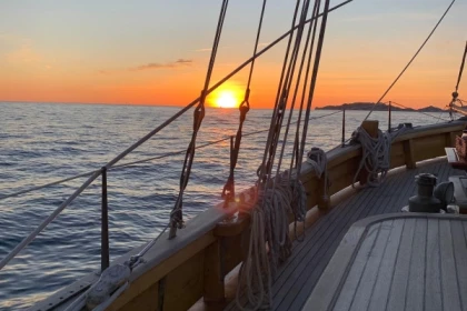 Evening sailing cruise in the Frioul's Island - Quay of Honor Town Hall - Expérience Côte d'Azur