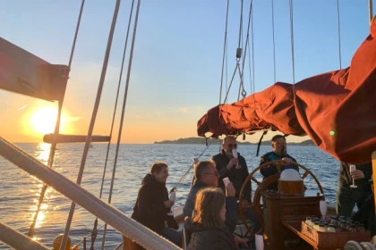 Evening sailing cruise in the Frioul's Island - Quay of Honor Town Hall - Expérience Côte d'Azur