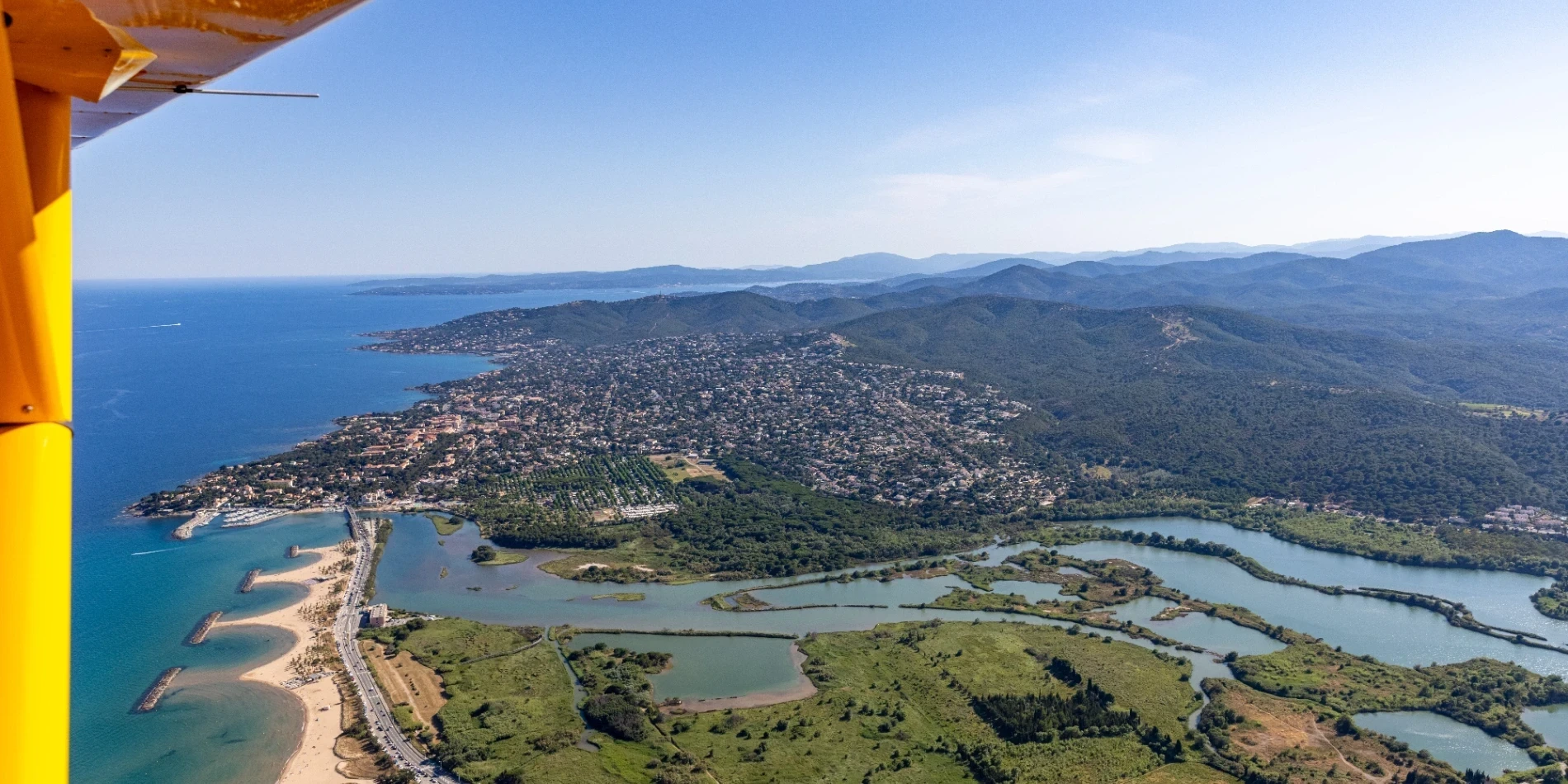 Fly over Fréjus in a microlight – scenic flight