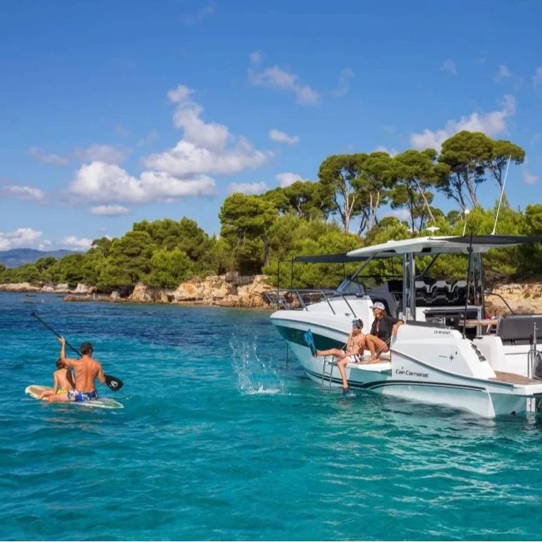 Scenic view of the red rocks and Estérel coves during a private boat trip