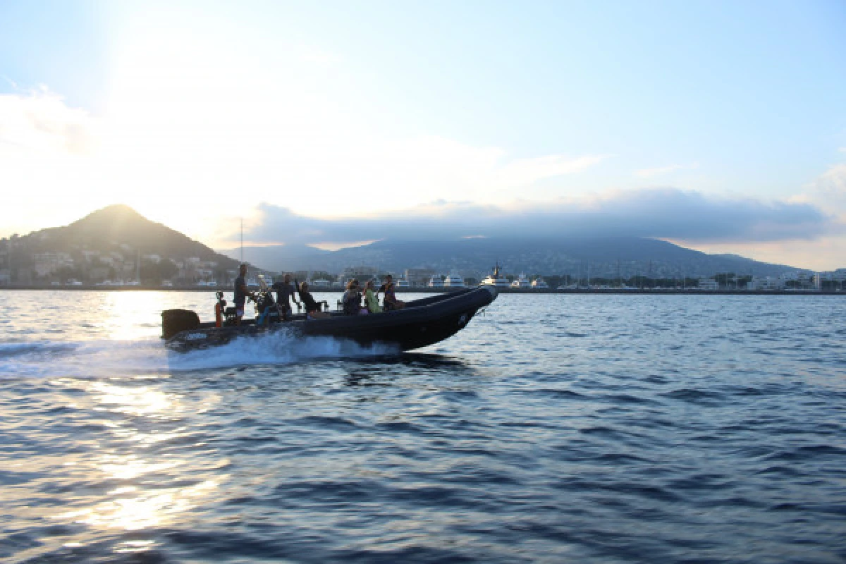 Bachelor party by boat in Saint Tropez - Expérience Côte d'Azur