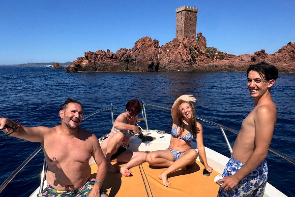 Boat Trip through the Estérel Calanques from Agay – Saint-Raphaël - Expérience Côte d'Azur
