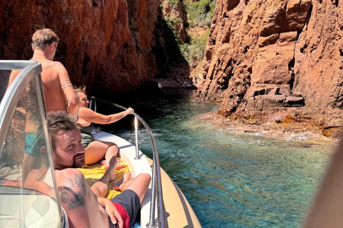 Boat Trip through the Estérel Calanques from Agay – Saint-Raphaël - Expérience Côte d'Azur