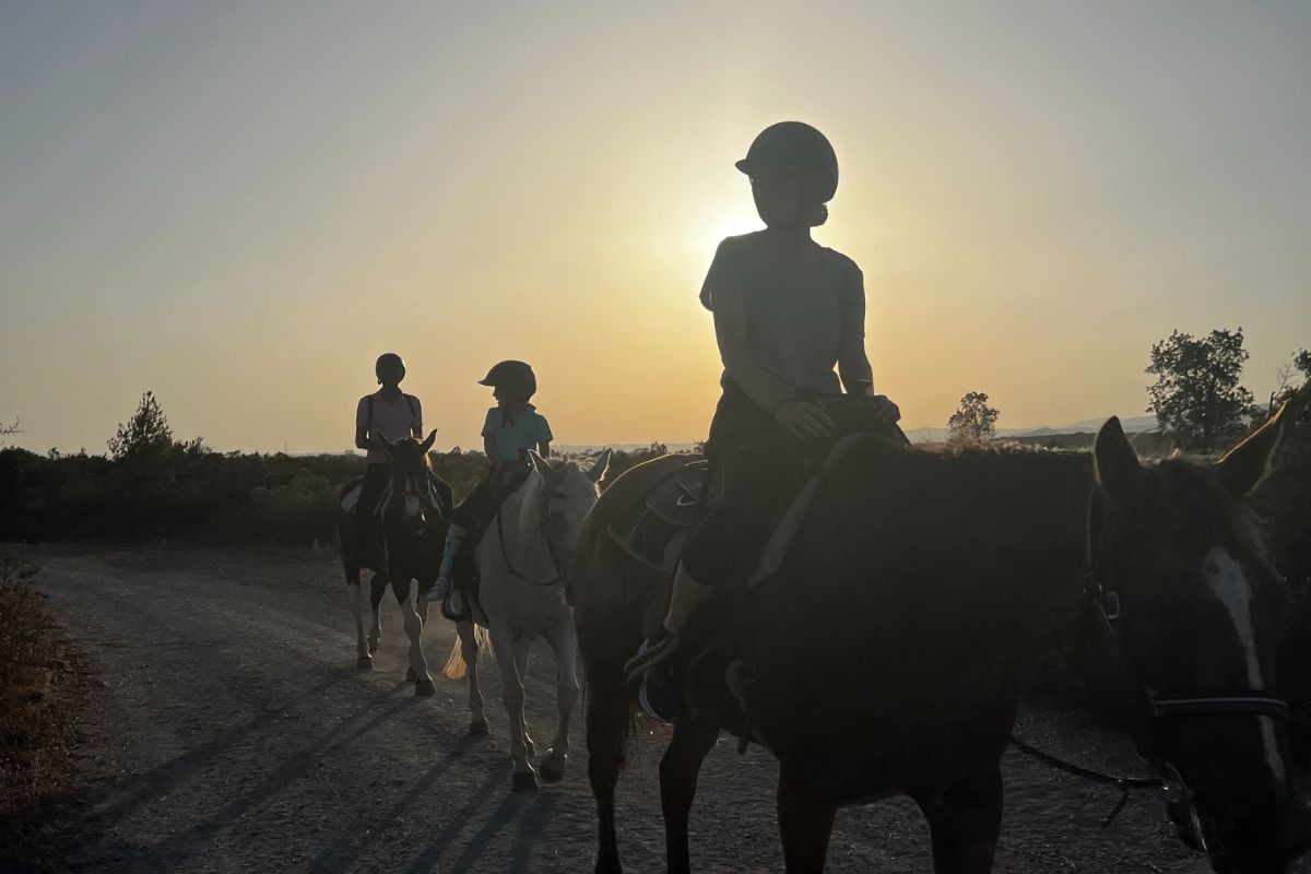 Sunset on horseback at the foot of the Massif de l'Estérel - Expérience Côte d'Azur