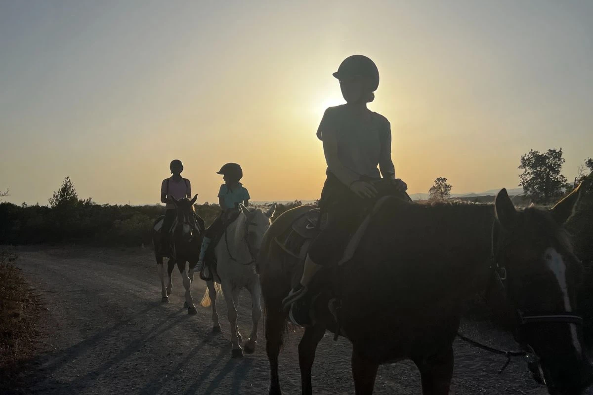Sunset on horseback at the foot of the Massif de l'Estérel - Expérience Côte d'Azur
