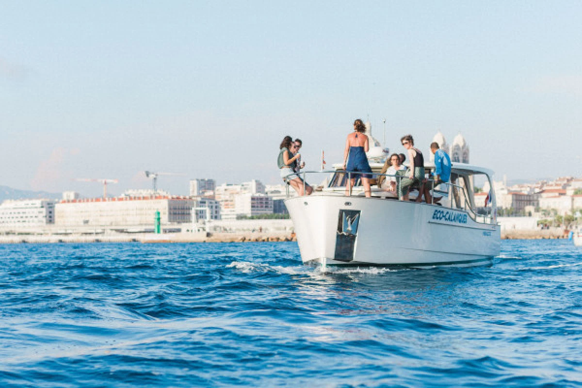 Half-day cruise and swimming in the Calanques National Park  -Quay of honnor Town Hall - Expérience Côte d'Azur