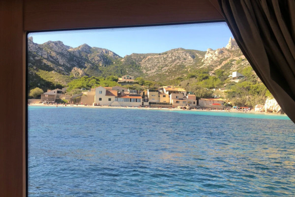 Excursion day trip  to the Calanques - Quay of honnor Town Hall - Expérience Côte d'Azur