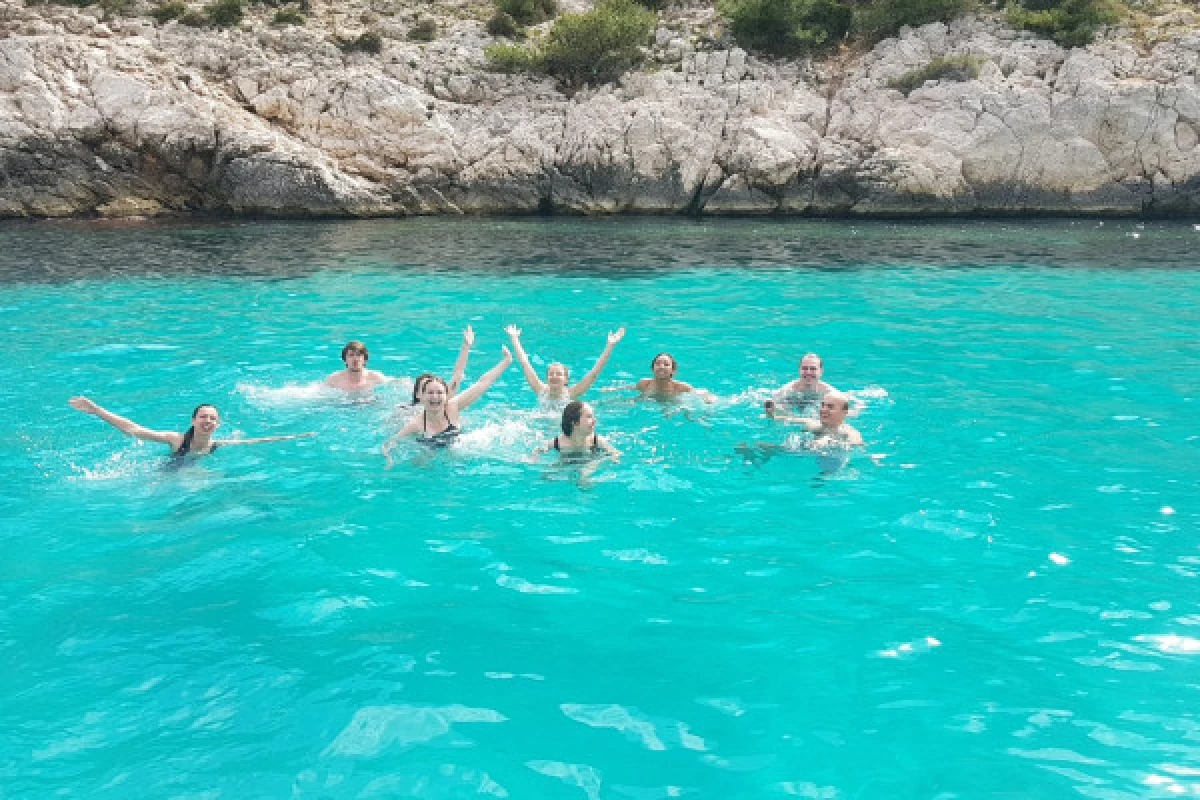 Cruise in the Calanques of Frioul with coffee and swimming - Quay of Honor Town Hall - Expérience Côte d'Azur