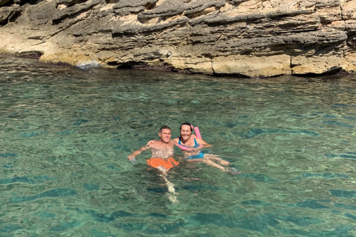 Cruise in the Calanques of Frioul with coffee and swimming - CNTL - Expérience Côte d'Azur