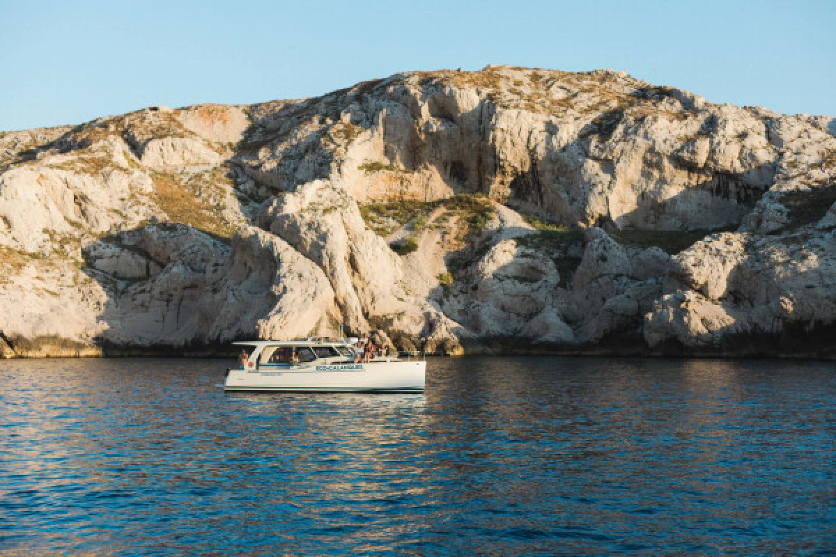 Cruise in the Calanques of Frioul with coffee and swimming - CNTL - Expérience Côte d'Azur