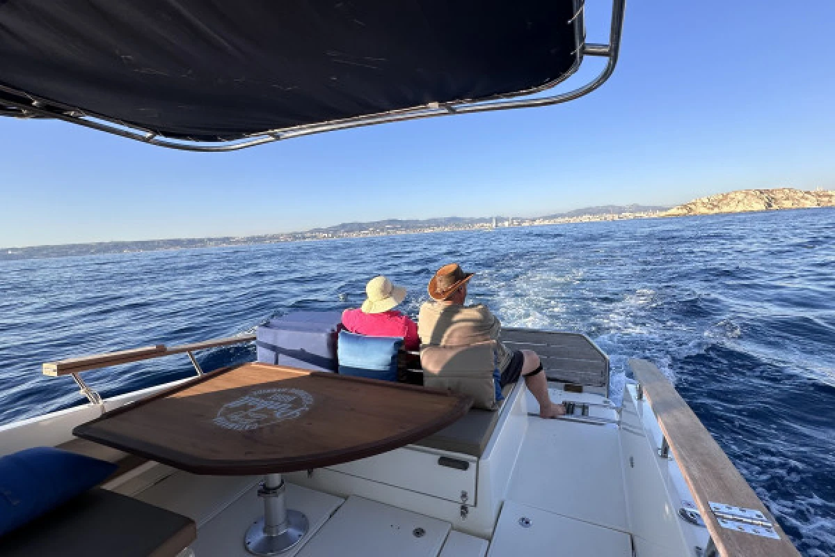 Cruise in the Calanques of Frioul with coffee and swimming - CNTL - Expérience Côte d'Azur