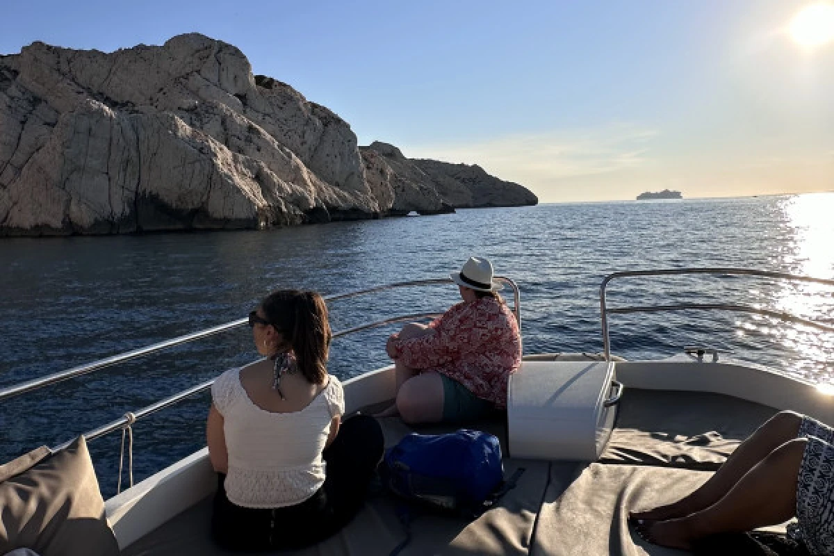 Cruise in the Calanques of Frioul with coffee and swimming - CNTL - Expérience Côte d'Azur