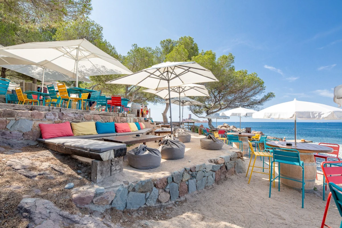 Lunch and relaxation on the beach in front of the Ile d'Or - Special CE - Expérience Côte d'Azur