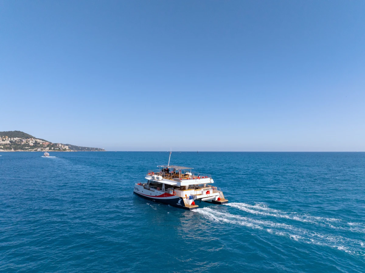 Catamaran cruise on the Côte d'Azur with aperitif - Cap d'Antibes from Villeneuve-Loubet - Expérience Côte d'Azur