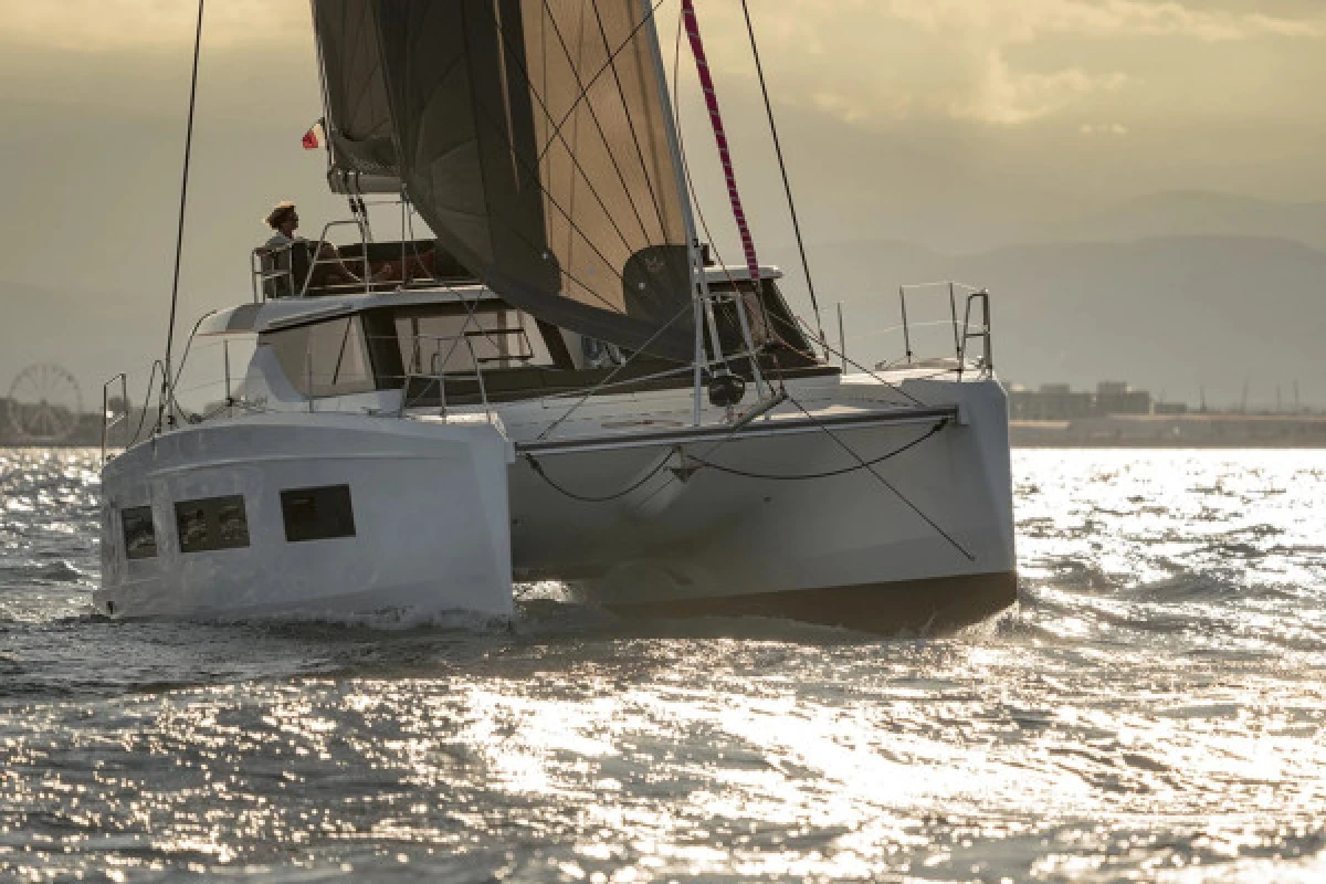 PRIVATE Catamaran 1/2 DAY trip (4h) - NOMAD4 - Expérience Côte d'Azur