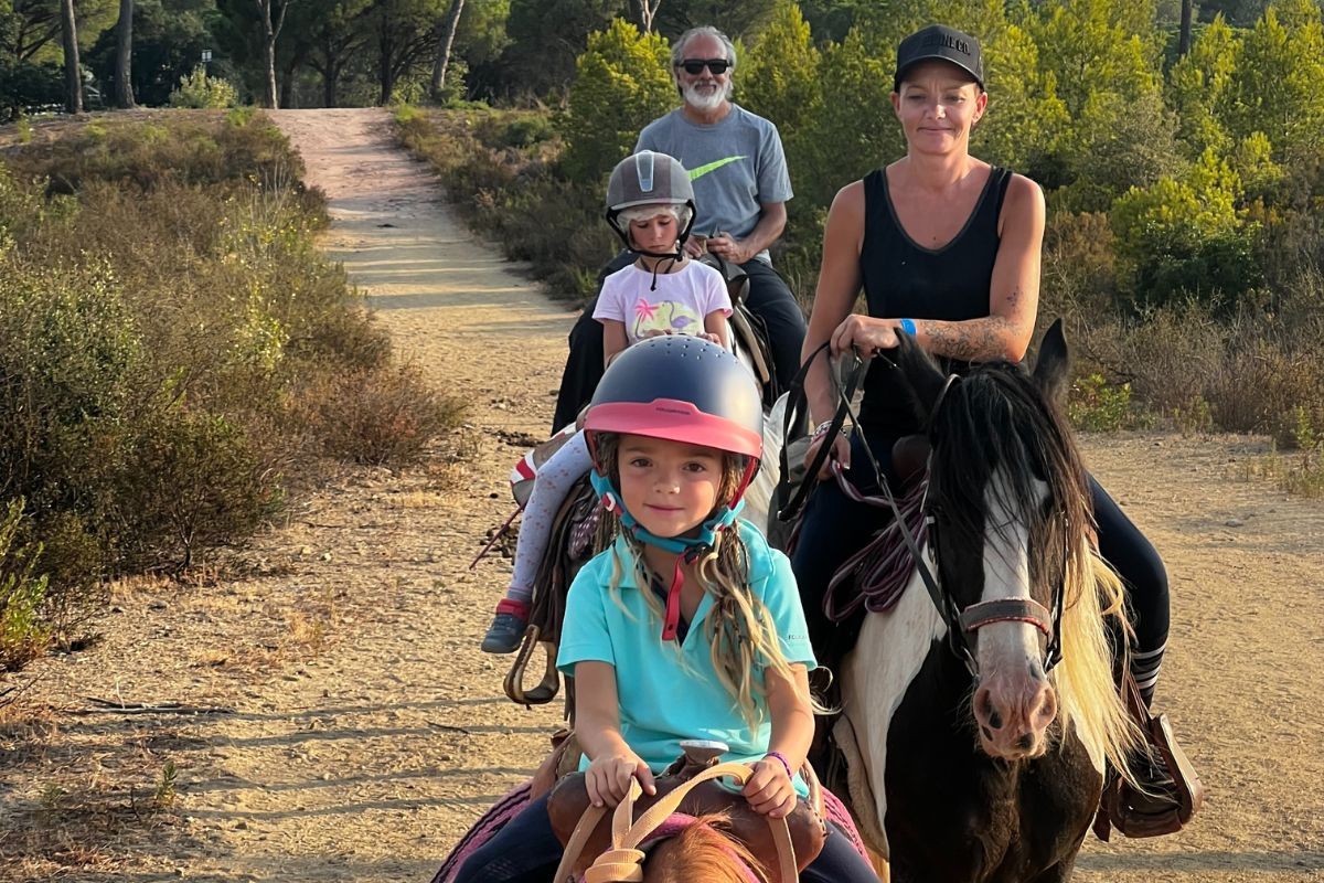 Family ride: 1-hour horseback ride in the Esterel massif - Expérience Côte d'Azur
