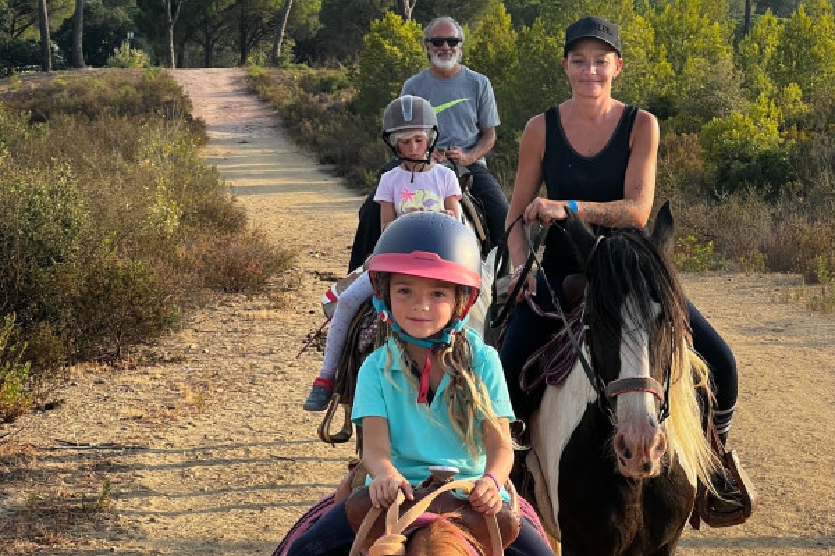 Family ride : 1h horseback riding in the Esterel massif - Expérience Côte d'Azur Family ride : 1h horseback riding in the Esterel massif - Expérience Côte d'Azur