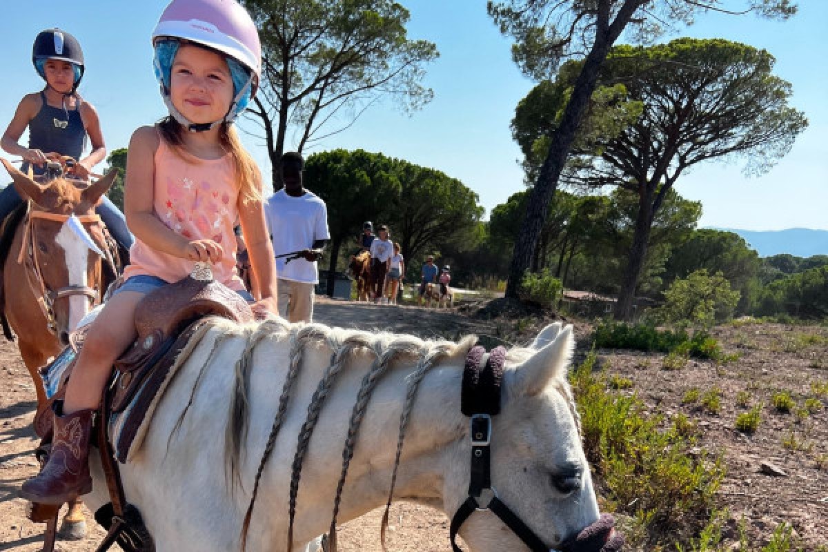 Family ride : 1h horseback riding in the Esterel massif - Expérience Côte d'Azur Family ride : 1h horseback riding in the Esterel massif - Expérience Côte d'Azur
