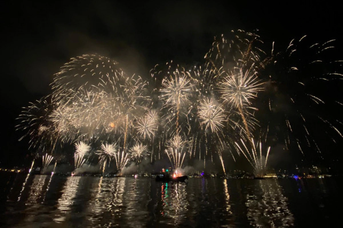 Fireworks at sea - Cannes - Expérience Côte d'Azur