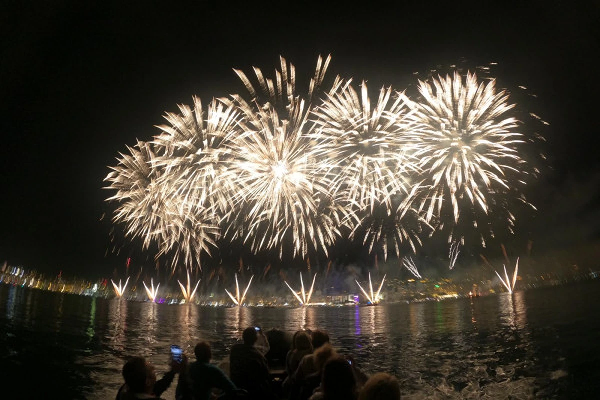 Fireworks at sea - Cannes - Expérience Côte d'Azur