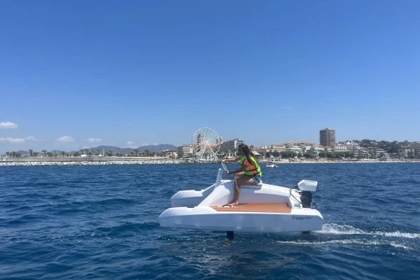 Fly over the water with the electrical overboat - Expérience Côte d'Azur