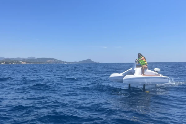 Fly over the water with the electrical overboat - Expérience Côte d'Azur