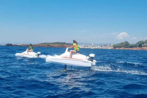 Fly over the water with the electrical overboat - Expérience Côte d'Azur