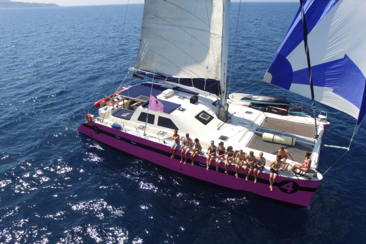 Catamaran day to Taillat Cape from Lavandou - Expérience Côte d'Azur