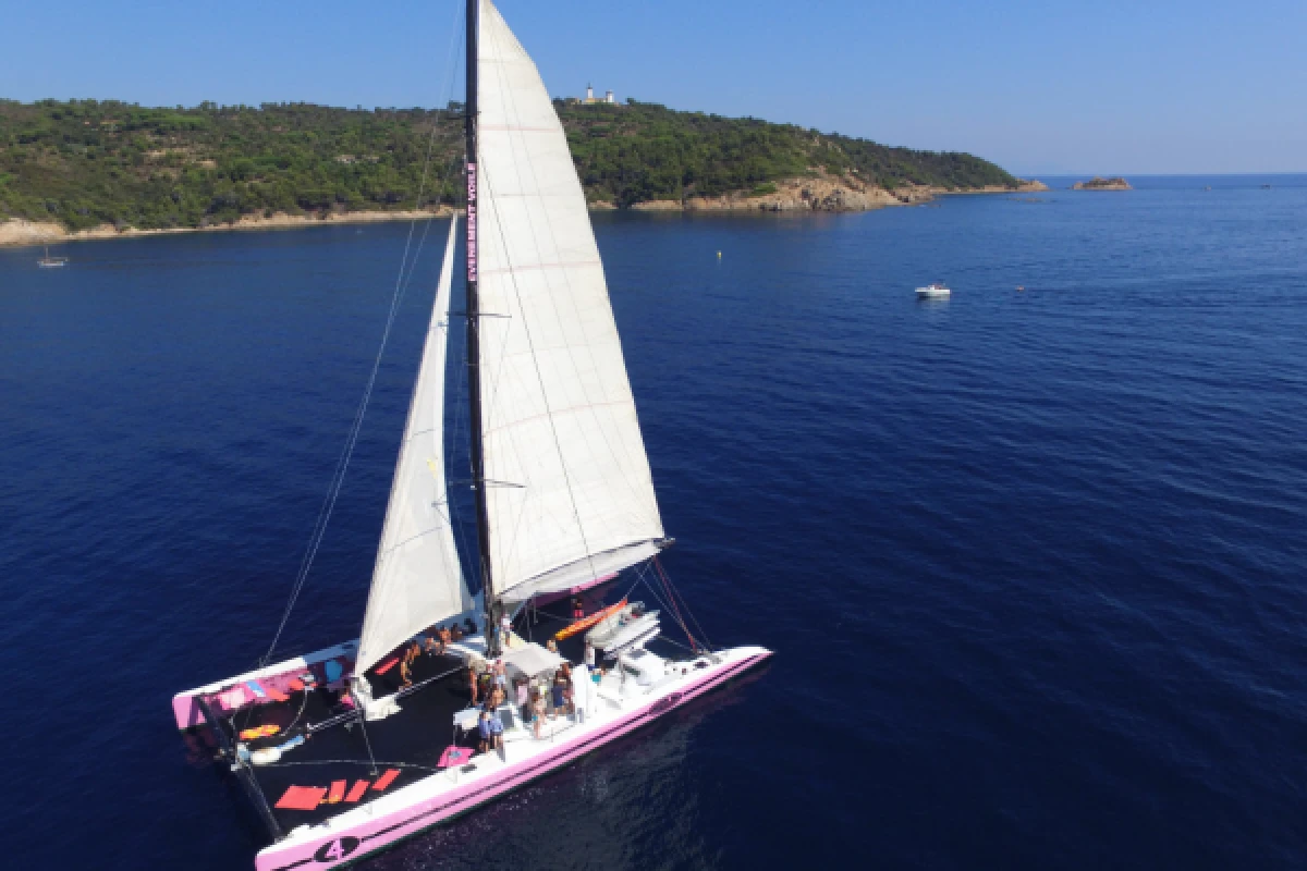 A day trip on a catamaran to Cap Taillat from Pampelonne - Expérience Côte d'Azur