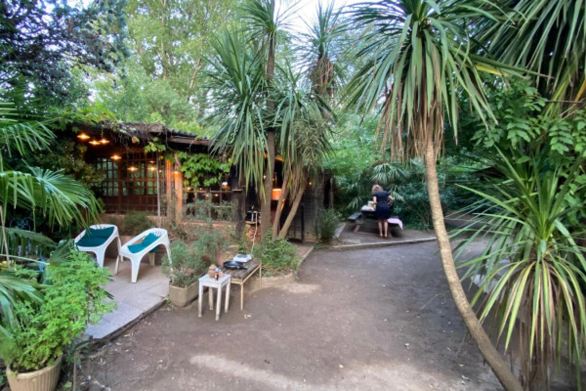 Tasting Rosé and food at our country Cabanon - Expérience Côte d'Azur