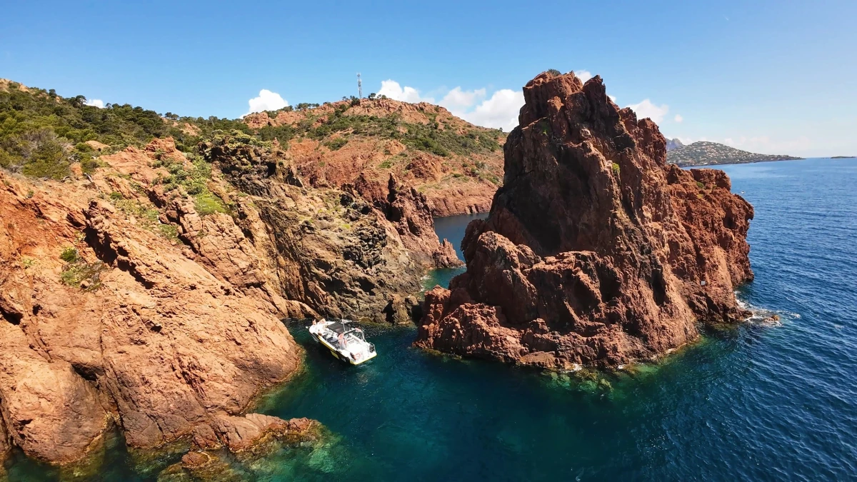Boat trip in the Esterel creeks - Departure from Fréjus - Expérience Côte d'Azur