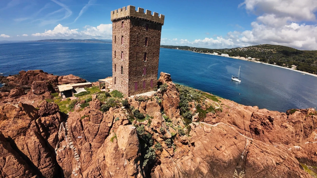 Boat trip in the Esterel creeks - Departure from Fréjus - Expérience Côte d'Azur
