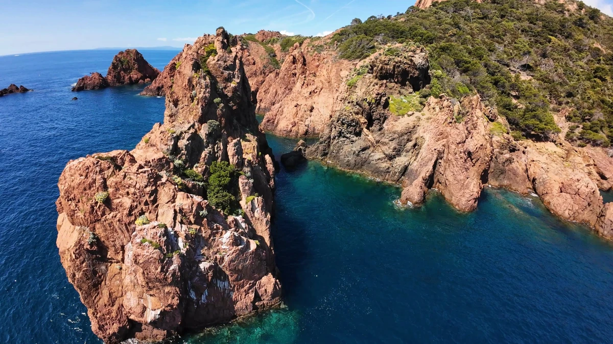 Boat trip in the Esterel creeks - Departure from Fréjus - Expérience Côte d'Azur
