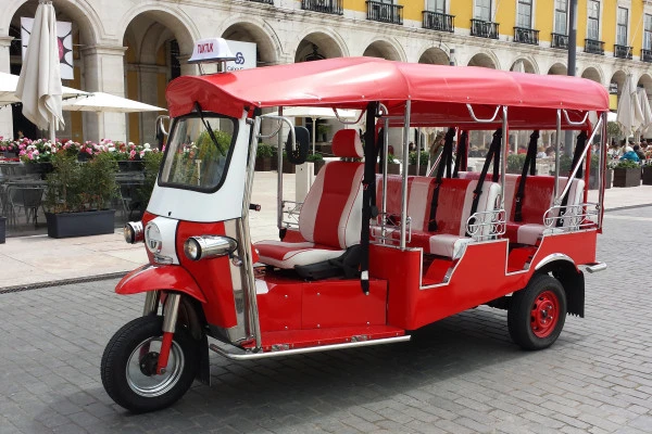 Lisbon Viewpoints Tuk Tuk Tour - Expérience Côte d'Azur